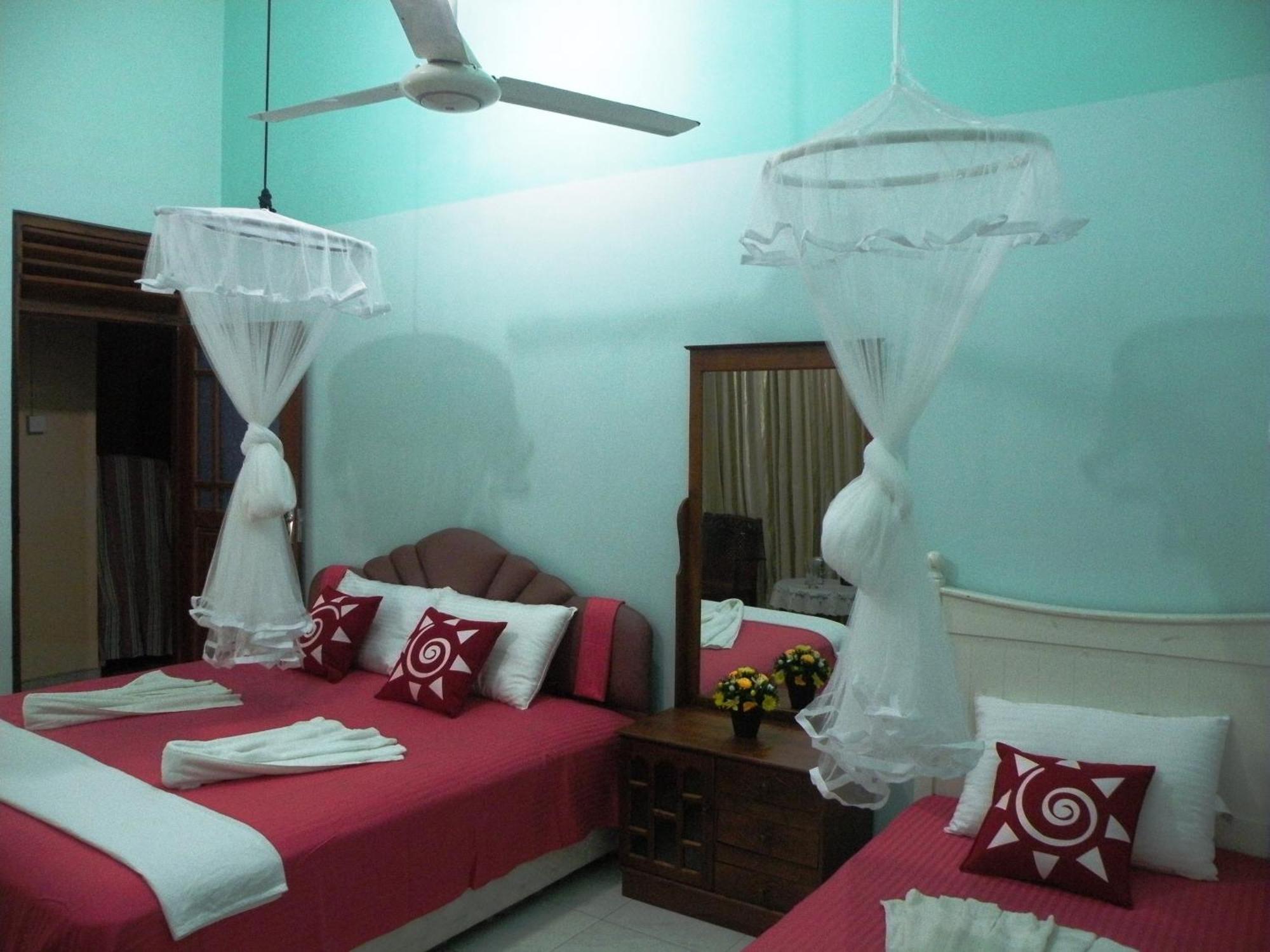 Henderson Airport Residence Negombo Chambre photo