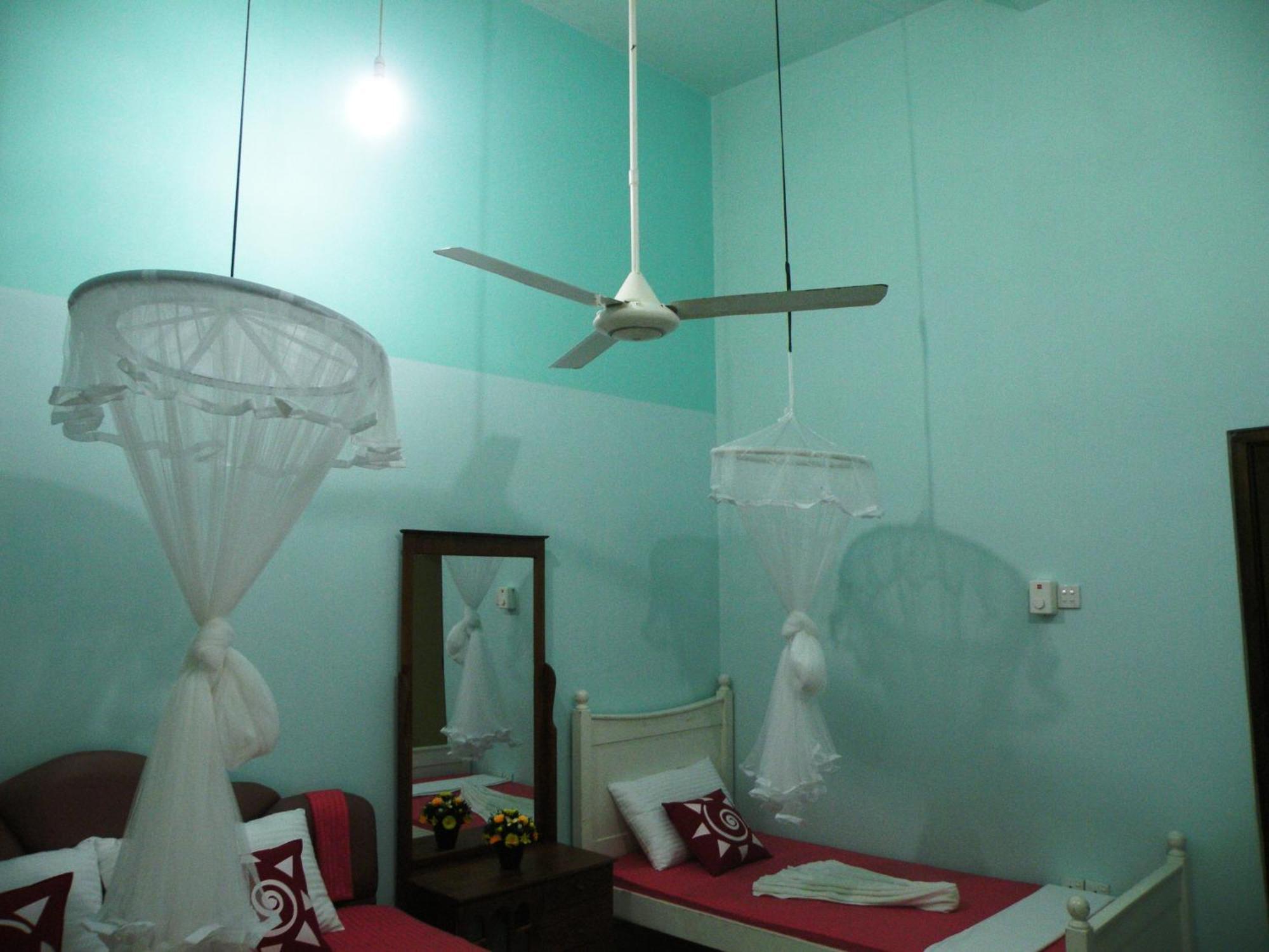 Henderson Airport Residence Negombo Chambre photo