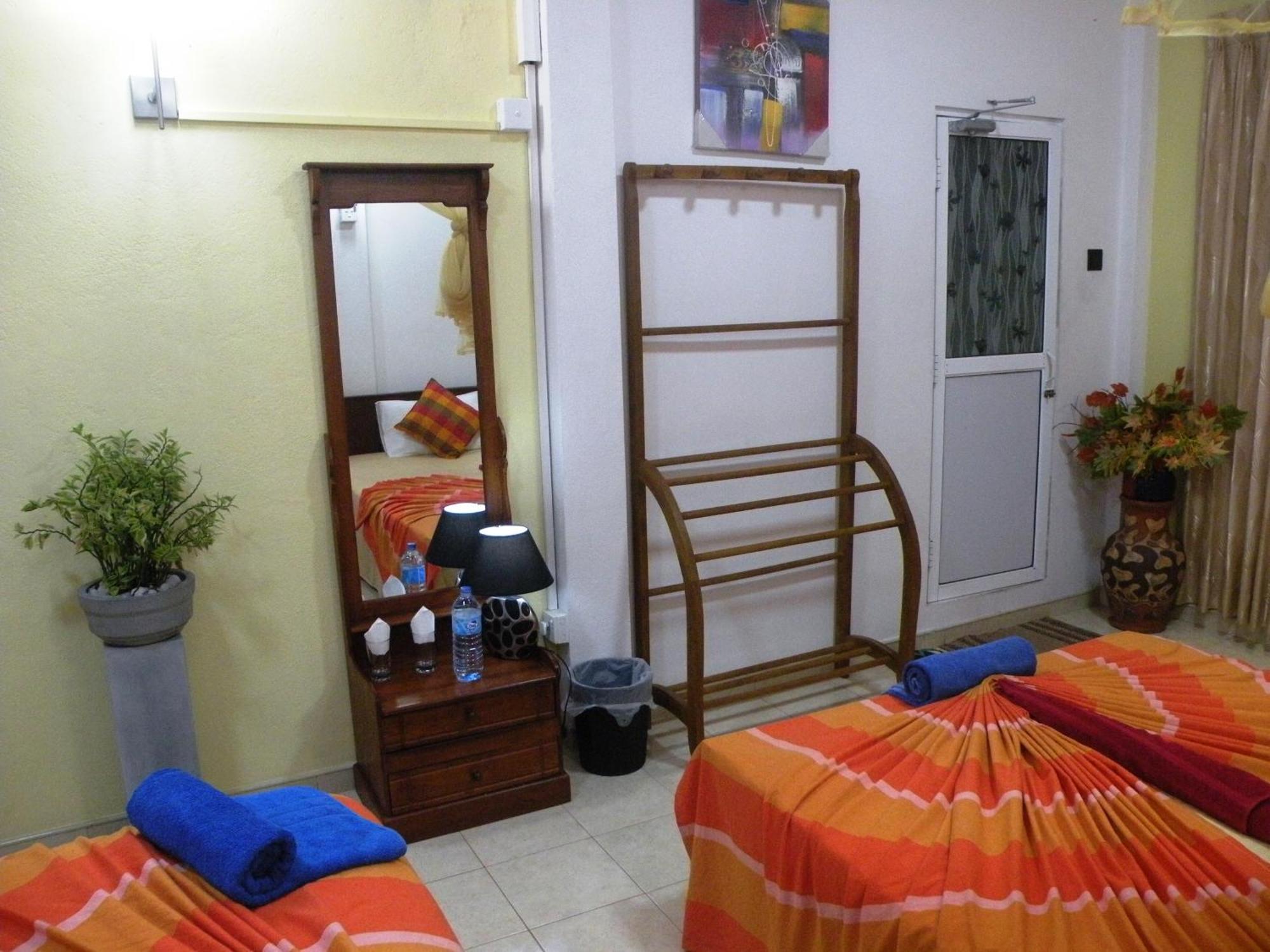 Henderson Airport Residence Negombo Chambre photo